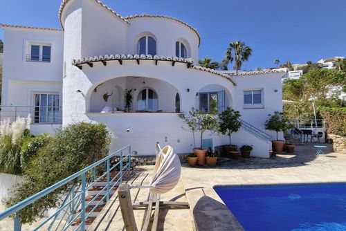 Casa Bonita Maravillosa y encantadora villa en Javea, Costa Blanca, España, con piscina privada para 8 personas. La casa se encuentra en una zona residencial costera con colinas, cerca de restaurantes y bares, a 500 m de la playa de La Barraca....