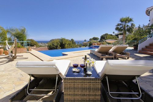 Casa Bonita Maravillosa y encantadora villa en Jávea, Costa Blanca, España, con piscina privada para 8 personas. La casa está situada en una zona residencial y montañosa cerca de la playa, a poca distancia de restaurantes y bares, y a 500 m de la playa de La Barraca....