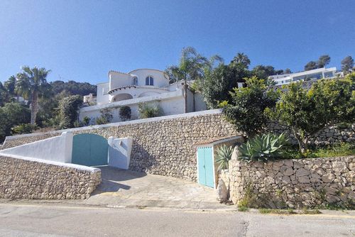 Casa Bonita Magnifique et charmante villa avec piscine privée à Javea, Costa Blanca, Espagne pour 8 personnes. La maison est située dans un quartier résidentiel en pente, près de restaurants et de bars, à 500 m de la plage de La Barraca....