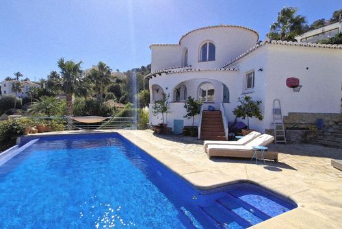 Casa Bonita Maravillosa y encantadora villa en Jávea, Costa Blanca, España, con piscina privada para 8 personas. La casa está situada en una zona residencial y montañosa cerca de la playa, a poca distancia de restaurantes y bares, y a 500 m de la playa de La Barraca....