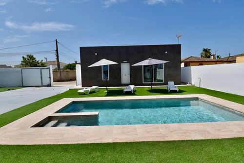 A Contracorriente Moderna y cómoda villa con piscina privada en Chiclana de la Frontera, Costa de la Luz, España, para 6 personas. La casa está situada en una zona rural cerca de la playa....