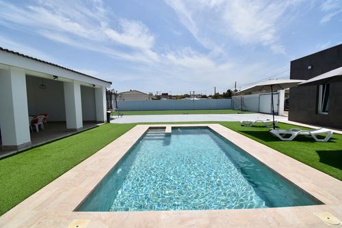 A Contracorriente Moderna y cómoda villa con piscina privada en Chiclana de la Frontera, Costa de la Luz, España, para 6 personas. La casa está situada en una zona rural cerca de la playa....