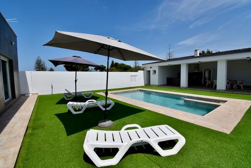 A Contracorriente Moderna y cómoda villa con piscina privada en Chiclana de la Frontera, Costa de la Luz, España, para 6 personas. La casa está situada en una zona rural cerca de la playa....