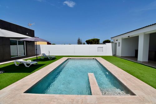 A Contracorriente Moderna y cómoda villa con piscina privada en Chiclana de la Frontera, Costa de la Luz, España, para 6 personas. La casa está situada en una zona rural cerca de la playa....