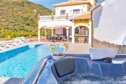 Preciosa villa con piscina y Jacuzzi AX-1S Villa com piscina privada em Sayalonga, Costa del Sol, Espanha, para 12 pessoas. A casa está situada em uma área rural, arborizada e montanhosa....