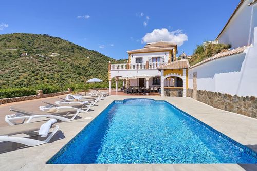 Preciosa villa con piscina y Jacuzzi AX-1S Villa con piscina privada en Sayalonga, Costa del Sol, España para 12 personas. La casa se encuentra en una zona rural, boscosa y montañosa....