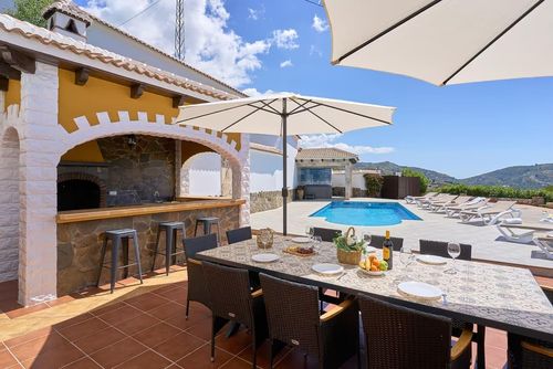 Preciosa villa con piscina y Jacuzzi AX-1S Villa med privat svømmebasseng i Sayalonga, Costa del Sol, Spania for 12 personer. Huset ligger i et landlig, skogkledd og fjellrikt område....