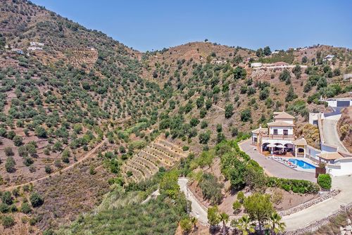 Preciosa villa con piscina y Jacuzzi AX-1S Villa con piscina privada en Sayalonga, Costa del Sol, España para 12 personas. La casa se encuentra en una zona rural, boscosa y montañosa....
