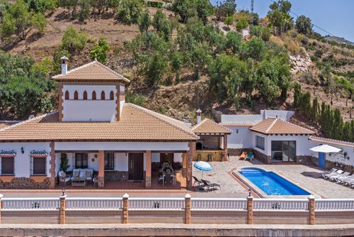 Bonita villa con piscina privada y Jacuzzi AX-2S Villa with private pool in Sayalonga, Costa del Sol, Spain for 11 persons. The house is situated in a rural, wooded and mountainous area....