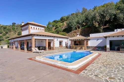 Bonita villa con piscina privada y Jacuzzi AX-2S Villa with private pool in Sayalonga, Costa del Sol, Spain for 11 persons. The house is situated in a rural, wooded and mountainous area....