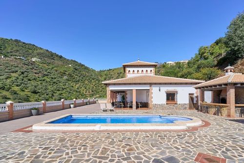 Bonita villa con piscina privada y Jacuzzi AX-2S Villa con piscina privada en Sayalonga, Costa del Sol, España, para 11 personas. La casa está situada en un área rural, boscosa y montañosa....