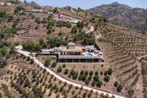 Bonita villa con piscina privada y Jacuzzi AX-2S Villa con piscina privada en Sayalonga, Costa del Sol, España, para 11 personas. La casa está situada en un área rural, boscosa y montañosa....