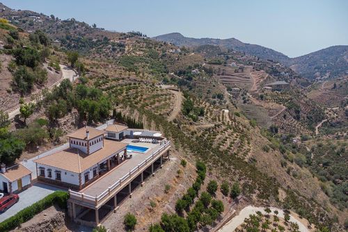 Bonita villa con piscina privada y Jacuzzi AX-2S Villa con piscina privada en Sayalonga, Costa del Sol, España, para 11 personas. La casa está situada en un área rural, boscosa y montañosa....