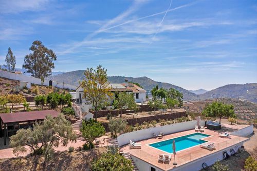 Casa moderna de gran capacidad AX-1CP Villa con piscina privada en Competa, Costa del Sol, España para 20 personas. La casa se encuentra en una zona rural, boscosa y montañosa, a 6 km de Sayalonga....