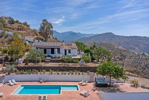 Casa moderna de gran capacidad AX-1CP Villa med privat svømmebasseng i Competa, Costa del Sol, Spania for 20 personer. Huset ligger i et landlig, skogkledd og fjellrikt område og er 6 km fra Sayalonga....