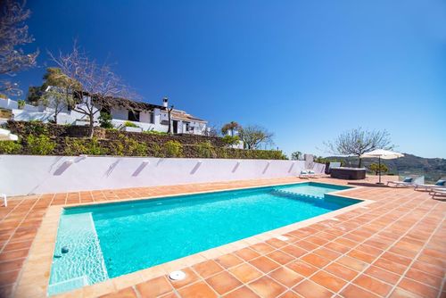 Casa moderna de gran capacidad AX-1CP Villa con piscina privada en Competa, Costa del Sol, España para 20 personas. La casa se encuentra en una zona rural, boscosa y montañosa, a 6 km de Sayalonga....