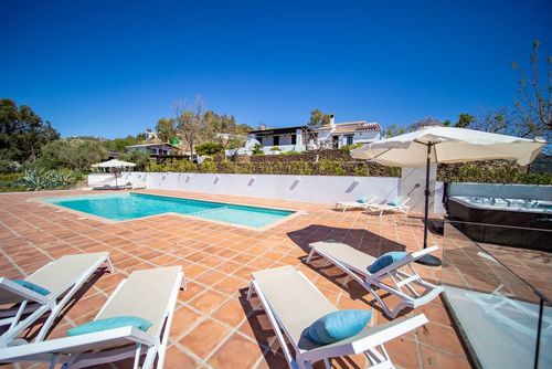 Casa moderna de gran capacidad AX-1CP Villa med privat pool i Competa, Costa del Sol, Spanien for 20 personer. Huset er beliggende i et landligt, skovagtigt og bakket område og er 6 km fra Sayalonga....