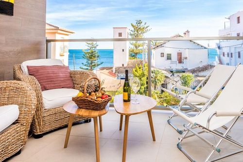 Jardines del Mar Wunderschöne und komfortable Wohnung mit Gemeinschaftspool in Jávea, Costa Blanca, Spanien, für 6 Personen. Die Wohnung liegt in einem Wohngebiet am Strand, 1 km von La Grava, dem Strand von Jávea, und 1 km vom Mittelmeer in Jávea entfernt....