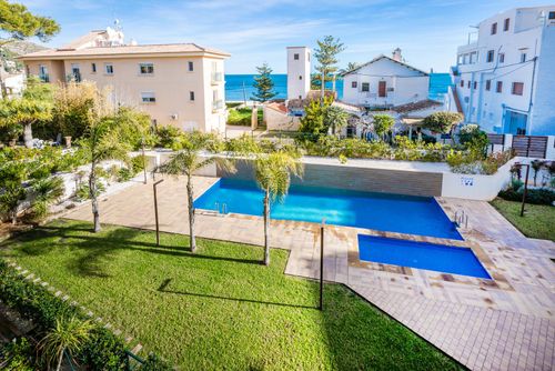 Jardines del Mar Maravilloso y cómodo apartamento con piscina comunitaria en Jávea, Costa Blanca, España, para 6 personas. El apartamento está situado en una zona residencial de playa, a 1 km de la Playa La Grava, Jávea, y a 1 km del Mediterráneo en Jávea....