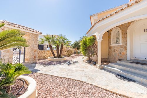 Vista Azul by Solidays Encantadora y cómoda villa en Benitachell, Costa Blanca, España para 4 personas. La casa se encuentra en una zona costera montañosa y está a 2 km de la playa Cala Moraig....