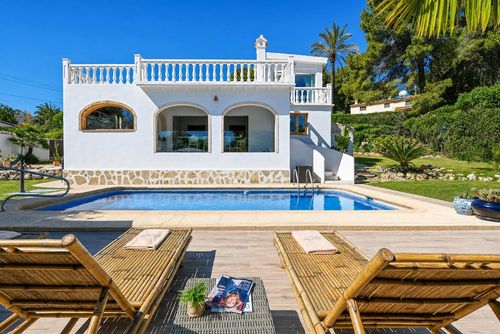 Villa Mareja: Javea, Costa Blanca, Espagne. Terrasse et piscine et Chaises longues