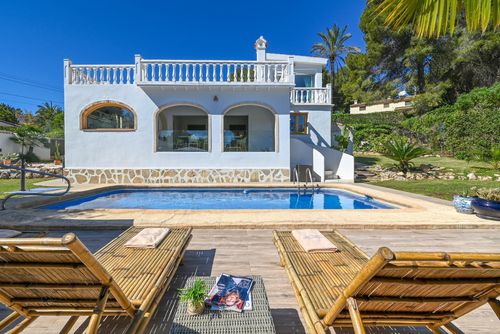 Mareja Moderne und komfortable Villa in Jávea, Costa Blanca, Spanien mit privatem Pool für 8 Personen. Das Haus befindet sich in einem Wohngebiet am Strand und ist nur 3 km vom Strand El Arenal, Jávea entfernt....