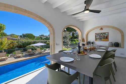 Mareja Moderna y confortable villa con piscina privada en Jávea, Costa Blanca, España para 8 personas. La casa está situada en una zona residencial de playa y a 3 km de la playa El Arenal, Jávea....