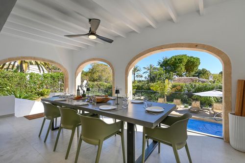 Mareja Moderna y confortable villa con piscina privada en Xàbia, Costa Blanca, España para 8 personas. La casa está situada en una zona residencial de playa y a 3 km de la playa de El Arenal, Xàbia....