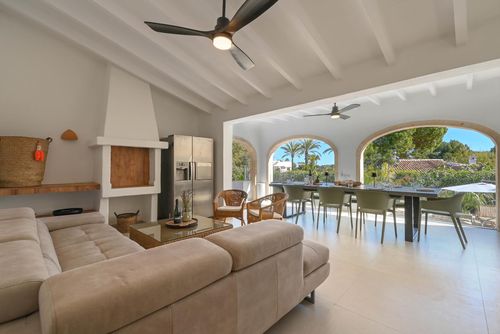 Mareja Villa moderne et confortable avec piscine privée à Jávea, Costa Blanca, Espagne pour 8 personnes. La maison est située dans un quartier résidentiel près de la plage et à 3 km de la plage El Arenal, Jávea....