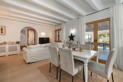 Mareja Moderna y confortable villa con piscina privada en Xàbia, Costa Blanca, España para 8 personas. La casa está situada en una zona residencial de playa y a 3 km de la playa de El Arenal, Xàbia....