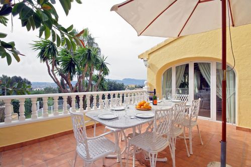 Les Carrasquetes 10 pax Amplia y hermosa villa en Xàbia, Costa Blanca, España, con piscina privada para 10 personas. La casa está situada en una zona costera, arbolada y residencial, cerca de restaurantes y bares....