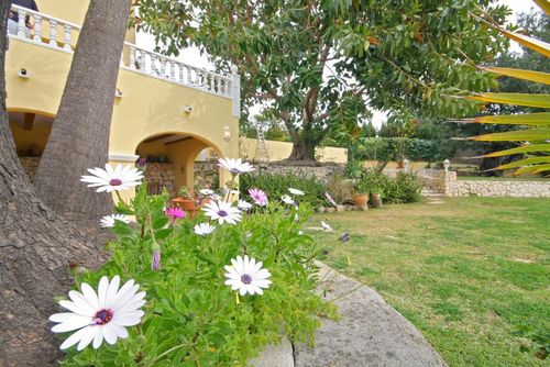 Les Carrasquetes 6 pax Amplia y bonita villa en Xàbia, Costa Blanca, España con piscina privada para 6 personas. La casa está situada en una zona costera, arbolada y residencial, y cerca de restaurantes y bares....