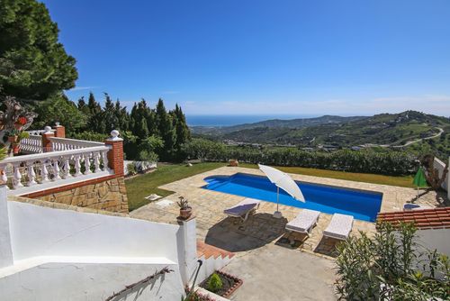 Bonita casa con vista al mar y piscina privada AX-15F Feriehus med privat basseng i Frigiliana, Costa del Sol, Spania for 6 personer. Huset ligger i et landlig, skogkledd og fjellrikt område....