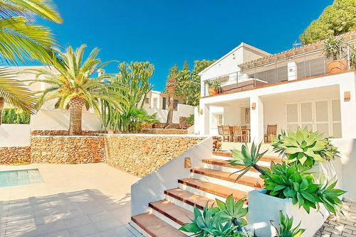Villa Erika by Solidays Villa à Moraira, Costa Blanca, Espagne, avec piscine privée pour 6 personnes. La maison est située dans une zone urbaine proche de la plage, à proximité de restaurants et bars, de magasins et supermarchés, et à 1 km de la plage de L'Ampolla....