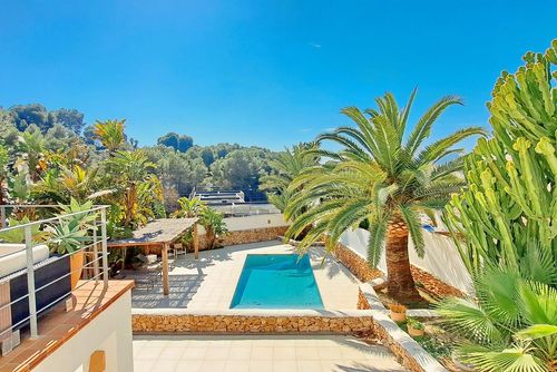 Villa Erika by Solidays Villa en Moraira, Costa Blanca, España, con piscina privada para 6 personas. La casa se encuentra en una zona urbana de playa, cerca de restaurantes y bares, tiendas y supermercados, y a 1 km de la playa de L'Ampolla....