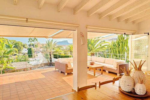 Villa Erika by Solidays Villa en Moraira, Costa Blanca, España, con piscina privada para 6 personas. La casa se encuentra en una zona urbana de playa, cerca de restaurantes y bares, tiendas y supermercados, y a 1 km de la playa de L'Ampolla....