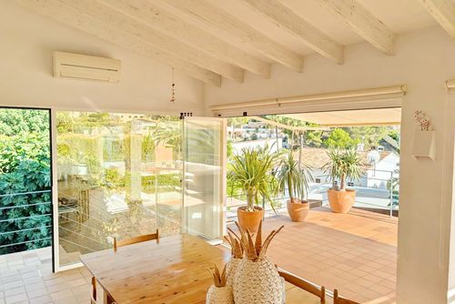 Villa Erika by Solidays Villa en Moraira, Costa Blanca, España, con piscina privada para 6 personas. La casa se encuentra en una zona urbana de playa, cerca de restaurantes y bares, tiendas y supermercados, y a 1 km de la playa de L'Ampolla....