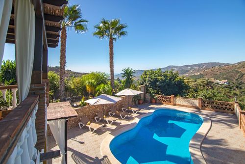 Maravillosa villa con piscina privada AX-38F Villa en Frigiliana, Costa del Sol, España, con piscina privada para 6 personas. La casa está situada en una zona rural, boscosa y montañosa....