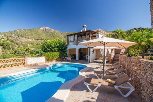 Maravillosa villa con piscina privada AX-38F Villa en Frigiliana, Costa del Sol, España, con piscina privada para 6 personas. La casa está situada en una zona rural, boscosa y montañosa....
