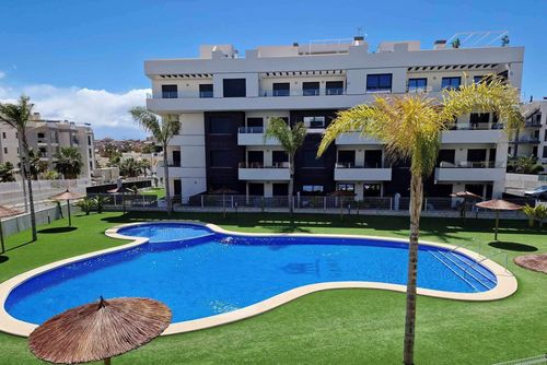 Valentino Vibes Apartamento moderno y cómodo en Orihuela Costa, Costa Blanca, España, con piscina comunitaria para 4 personas. El apartamento está situado en una zona costera y residencial, y se encuentra cerca de restaurantes y bares....