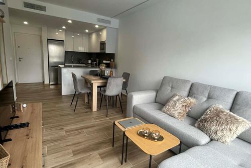 Valentino Vibes Apartamento moderno y cómodo en Orihuela Costa, Costa Blanca, España, con piscina comunitaria para 4 personas. El apartamento está situado en una zona costera y residencial, y se encuentra cerca de restaurantes y bares....