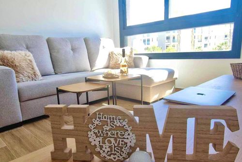 Valentino Vibes Apartamento moderno y cómodo en Orihuela Costa, Costa Blanca, España, con piscina comunitaria para 4 personas. El apartamento está situado en una zona costera y residencial, y se encuentra cerca de restaurantes y bares....