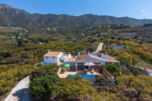 Bonita casa rural con piscina privada AX-48F Feriehus i Frigiliana, Costa del Sol, Spania med privat svømmebasseng for 5 personer. Huset ligger i et landlig, skogkledd og fjellaktig område....