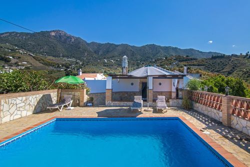 Bonita casa rural con piscina privada AX-48F Feriehus i Frigiliana, Costa del Sol, Spania med privat svømmebasseng for 5 personer. Huset ligger i et landlig, skogkledd og fjellaktig område....