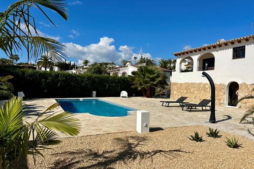 Casa Viva la Vida Wunderschöne und komfortable Villa mit privatem Pool in Moraira, Costa Blanca, Spanien für 6 Personen. Das Haus befindet sich in einer Küsten- und Wohngegend und ist 3 km vom Strand entfernt....