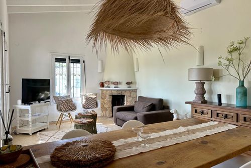 Casa Viva la Vida Charmante et confortable villa avec piscine privée à Moraira, Costa Blanca, Espagne pour 6 personnes. La maison est située dans une zone côtière et résidentielle et se trouve à 3 km de la plage....