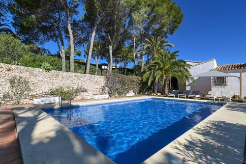 Las Buganvillas Amplia y acogedora villa con piscina privada en Jávea, Costa Blanca, España para 10 personas. La casa está situada en una zona residencial de playa, a 3 km de la playa El Arenal, Jávea....