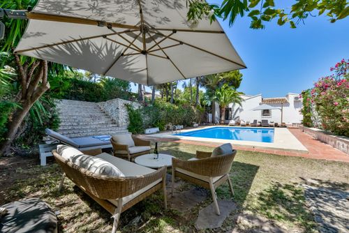 Las Buganvillas Large and nice villa with private pool in Jávea, Costa Blanca, Spain for 10 persons. The house is situated in a residential beach area and at 3 km from El Arenal, Jávea beach....