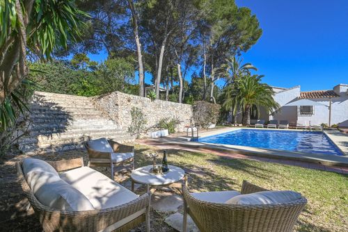 Las Buganvillas Grote en mooie villa met privézwembad in Jávea, Costa Blanca, Spanje voor 10 personen. Het huis is gelegen in een residentiële strandwijk en op 3 km van El Arenal, het strand van Jávea....