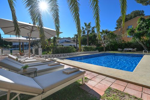 Las Buganvillas Amplia y acogedora villa con piscina privada en Jávea, Costa Blanca, España para 10 personas. La casa está situada en una zona residencial de playa, a 3 km de la playa El Arenal, Jávea....